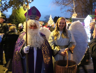 Engel und Nikolaus auf dem Weihnachtsmarkt Marbeck