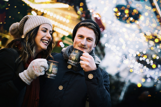 Pärchen trinkt Glühwein auf dem Weihnachtsmarkt